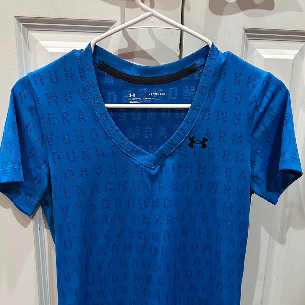 NWOT Under Armour Women's Blue Patterned V-Neck Tee sizeXS - Picture 3 of 8